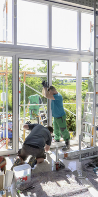 Gut sichtbar: Das eingesetzte Wärmeschutzglas Eclaz Climatop durchflutet bereits auf der ­Baustelle Räume mit ­natürlichem Licht. - © Foto: T. Meyer / ppr münchen
