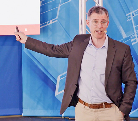 Prof. Dr. Stefan Wengler machte deutlich, dass sich viele Kunden­erwartungen ändern. Es gelte einen Service zu bieten, um Kunden­bedürfnisse zu erkennen.