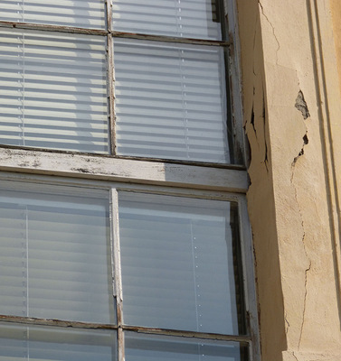 Feuchtes Mauerwerk, schlechter Untergrund – an historischen Gebäuden nagt der Zahn der Zeit.