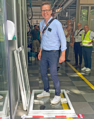 Selbstversuch des Chefredakteurs: Hält die Klebefuge das Glas im Rahmen?