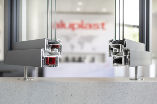 Links im Bild Ideal neo, das klassische Fenster mit Klebeoption; rechts energeto neo mit Verstärkungen "powerdur inside"