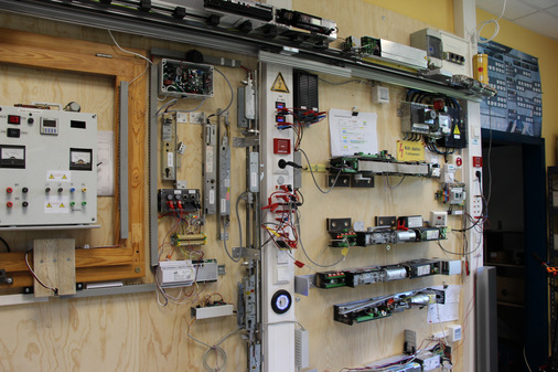 Das Prüf- und Schulungslabor für systeQ Schlosssysteme und Antriebe.