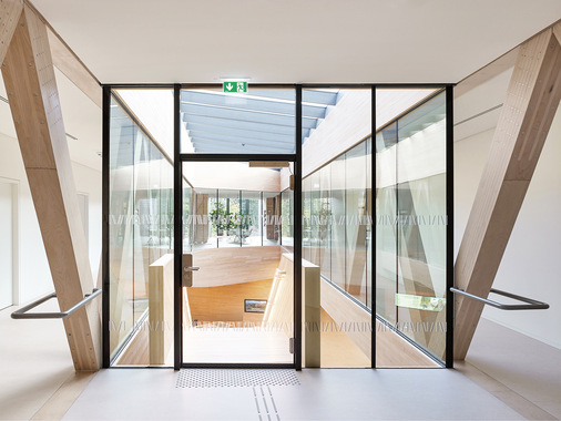 Für die Silikonierung der Glasstöße stand nur etwa 20–30 mm Platz zur Verfügung, was mit den Promat-Konstruktion umgesetzt werden konnte.