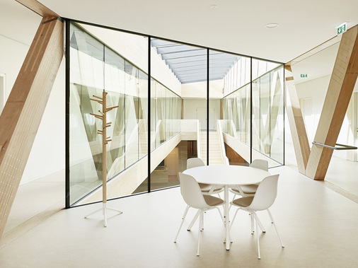 Das Haupttragwerk besteht aus Holz-, Stahl- und Hybridfachwerken mit einer Höhe von bis zu fünf Metern.