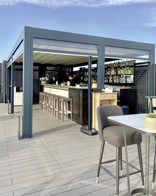 Auch der Barbereich ist überdacht, und kann je nach Wetter und Gusto der Gäste geschlossen werden, oder freien Blick in den Himmel bieten.