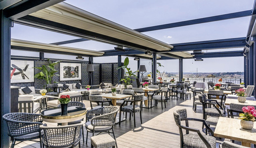 Die großzügige Ausführung der Pergotenda schafft viel Raum für die Gäste.