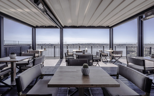 Geschlossen bietet die Maestro Pergotenda optimalen Schutz vor der Sonne, oder auch vor einem Regenschauer, wenn es einmal sein muss.cx 