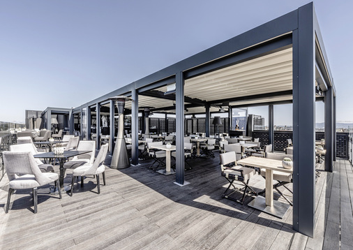 Mit den seitlichen transparenten vertikalen Screens können die überdachten ­Bereiche in geschlossene Räume verwandelt werden.