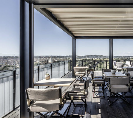 Ein überdachter Raum, mit dem ­perfekten Blick über die Dächer von Rom, schafft ein atem­beraubendes Ambiente auf der Dachterrasse.