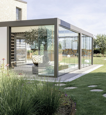 Mit seiner edlen Anmutung wird das Lamaxa Dachsystem für den wetterunabhängigen Outdoor-Fan zu einem Teil der Landschaft oder der Architektur.