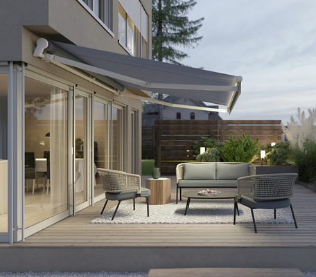 Terrea Terrassen-Markisen erschaffen das Gefühl ­eines außenliegenden Zimmers, indem sie Balkon und ­Terrasse zuverlässig überdachen und mit ihrem ­farbigen Tuch die Atmosphäre positiv beeinflussen. - © Foto: Warema

