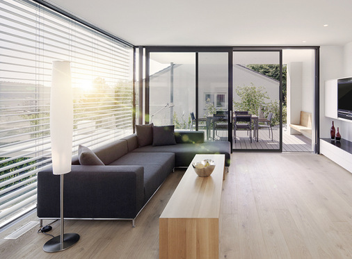 Mit Außenjalousien kann der sensible Sonnenfreund den Tageslichteinfall ganz nach seinen eigenen ­Wünschen inszenieren und die Vorteile großer Fensterfronten in vollen Zügen genießen.