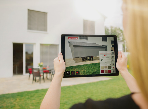 Erste Inspirationen für Farben und Stoffe ­bieten ­Online-Tools wie die Designer App, mit der sich der neue Sonnenschutz per Augmented Reality am ­eigenen Haus visualisieren lässt. - © Foto: Warema
