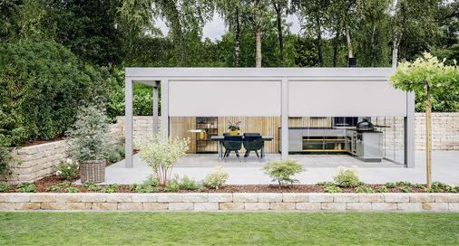 Die in den Rinnenblenden des Glashauses integrierten Markisen lassen sich ganz einfach herunterfahren und bieten so bei Bedarf den nötigen Wind-, Sonnen- und Sichtschutz. - © Foto: Solarlux GmbH
