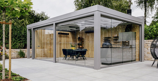 Mit wenigen Handgriffen lassen sich die einzelnen Glas-Elemente einfach zur Seite schieben und dort platzsparend parken.