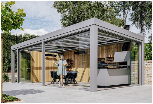 Das Acubis Terrassendach bietet als Glashaus ausreichend Platz für einen ­Essbereich und eine Outdoorküche.