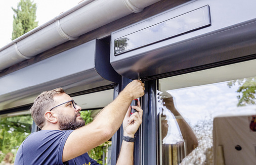 Antrieb und Solarpanel werden komplett von ­außen und ohne zusätzliche Abstimmung mit einem ­Elektriker installiert.
