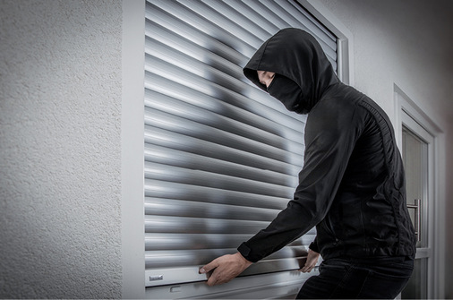 Die Universal-Hochschiebesicherung. verhindert das Hochdrücken des Panzers von außen und wird ohne Schrauben am Rollladen montiert.