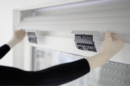 Die Universal-Hochschiebesicherung ist als Hoch­schiebesicherung und als Rollladenaufhängung im ­Einsatz.