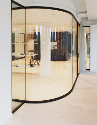 Auch gebogene Gläser werden von den Glas­spezialisten von Glas & Solutions aus Köln verbaut.