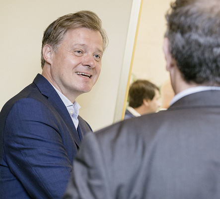 Dr. Frederic Lehner im Gespräch während des ­Kongresses.