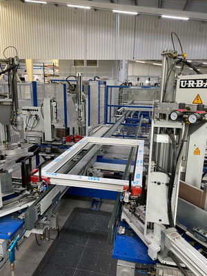 Moderne Fertigung: Dank kontinuierlicher Investitionen ist die Fensterproduktion bei WEKU immer auf dem neusten Stand. Die aktuelle Maschinenumstellung wurde eng von VEKA Technikern eng begleitet.