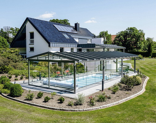Gelungenes Gesamtbild: Die Poolverglasung sowie die Terrassenüberdachung passen optimal zum Haupthaus. - © Foto: Solarlux
