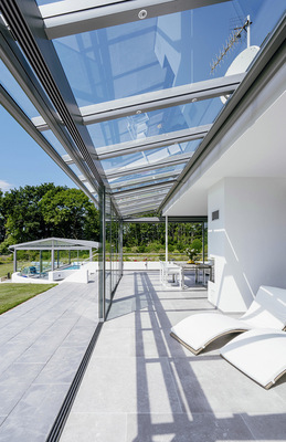 Von der Terrasse führt eine Treppe zum tieferge­legenen Pool, der ebenfalls verglast wurde. - © Foto: Solarlux
