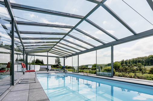 Die Poolverglasung umfasst eine Fläche von rund 70 m2 und hat ein altes Plexiglasdach ersetzt. - © Foto: Solarlux
