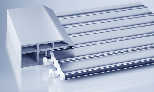 Die stranggepresste Führungsschiene ist mit ihrer speziellen Profilierung besonders stabil, und es ist ein zusätzlicher Steg für eine Sicherheitsarretierung enthalten. Das erschwert das Hochschieben oder Aushebeln des Rollladenpanzers erheblich.