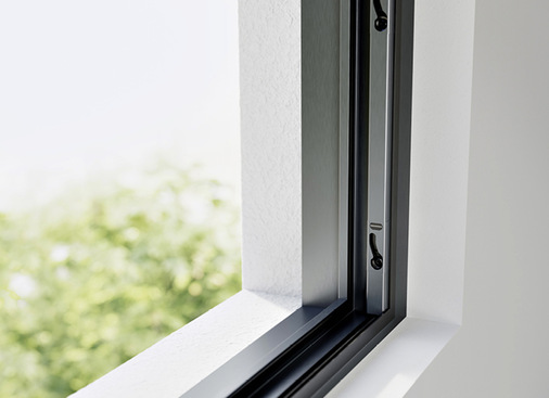 Mit seinen Schließteilen ohne sichtbare Ver­schraubung und der durchgehenden Schließleiste ver­bindet Eco Slide CO höchste Funktionalität mit ­einer ansprechenden Optik.