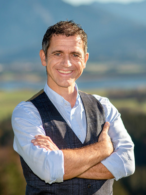 Armin Leinen ist Experte für gelebte Kundenbegeisterung und Markenentwicklung im Handwerk. Der Branchenexperte gibt seine praktischen Erfahrungen in Impulsvorträgen auf Händler- oder Fachtagungen sowie in Schulungen für Händler und Handwerksbetriebe umsetzbar weiter. Weitere Infos und zahlreiche Referenzen unter www.arminleinen.com.