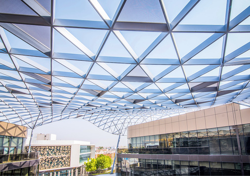Die in die Glasdachkonstruktion integrierte Textilbespannung FACID ermöglicht eine ­gezielte Verschattung einzelner Bereiche der Mall. - © Foto: Schüco International KG
