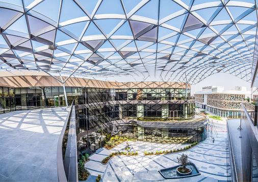 Die Dachkonstruktion der Mirdif Avenue Mall in Dubai wurde mit der Schüco Objekt­lösung Grid2Shell umgesetzt.