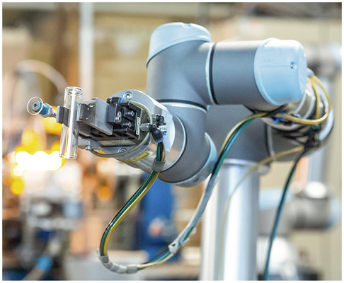 Die kollaborativen Roboter können auch sensible Materialien wie diese Glasröhre ­handhaben. - © Foto: Universal Robots
