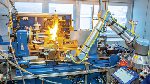 Die Hofmann Glastechnik setzt Cobots auch für komplexe Anwendungen ein.