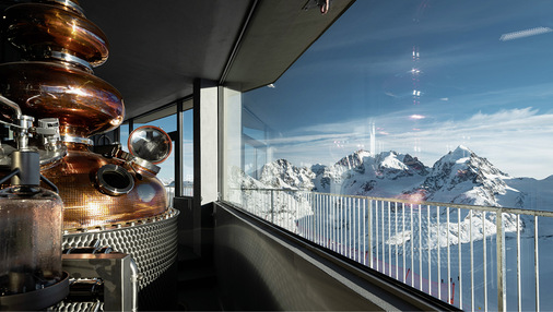 Um gleichermaßen faszinierende Aus- und Einblicke zu schaffen, setzten die Bau­herren auf großformatige Fenster mit energetisch hochwirksamen Isoliergläsern. - © Foto: Filip Zuan
