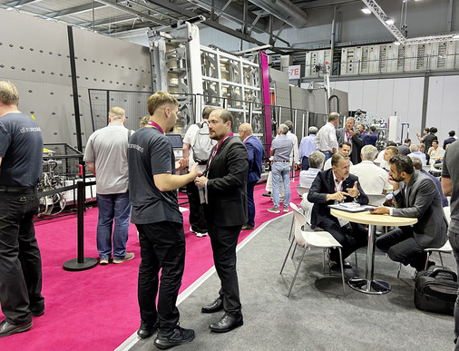 Reger Austausch von Besuchern und Spezialisten am Lisec-Stand.