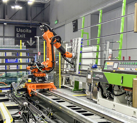 Lattuada und Knittel zeigten eine Roboter-Schleifanlage