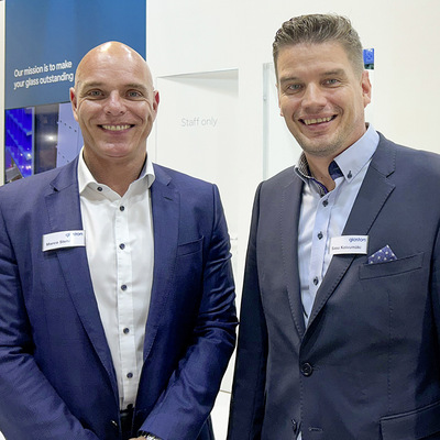 Links Glaston Salesmanager (D) Marco Stehr mit Sasu ­Koivumäki, Deputy CEO und Chief Sales Officer von Glaston - © Foto: Matthias Rehberger / GW
