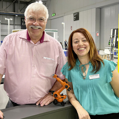 Michela Lattuada mit Roboter-Fachmann Jochen ­Günther von Knittel - © Foto: Matthias Rehberger / GW
