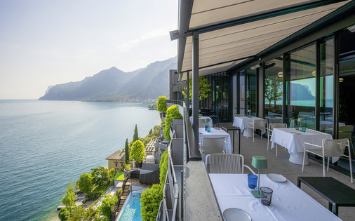 Die Aneinanderreihung von mehreren Modulen, die jeweils über ein unabhängiges Tuch verfügen, macht die Hydra in der Breite äußerst variabel.