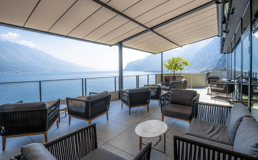 Die maximale Breite eines Moduls beträgt 6 m x 5 m Tiefe. Gekoppelte Anlagen können mit selbständig aufrollbarem Tuch nebeneinander platziert werden.