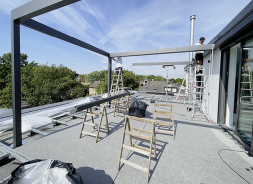 Die Montage erfolgte mit Hilfsmittel bereits auf der fertigen Terrassenebene. Hier zeigte sich der Vorteil vorkonfektionierten montagefertigen Bauteile.