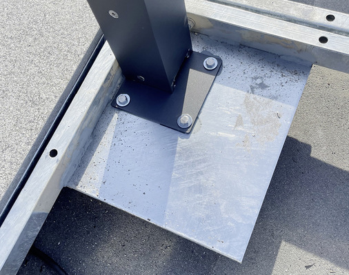 Die Stahlfuß Konstruktion wurde statisch berechnet, und vom Dachdeckerfachbetrieb eingedichtet.