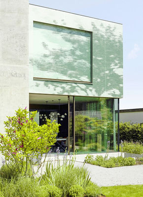 Perfekt in die Umgebung eingefügt: Der Umhang und die integrierten Fenstermarkisen zeigen im Muster den Schattenwurf von Bäumen.