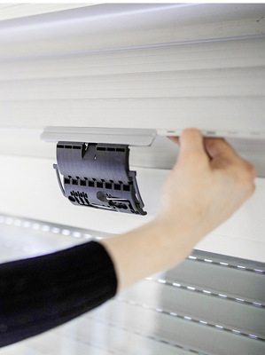 Die Universal-Hochschiebesicherung ist als Hochschiebesicherung und als Rollladen­aufhängung im Einsatz.