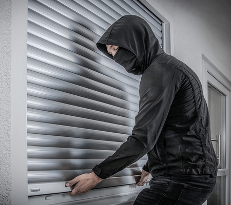 Die Universal-Hochschiebesicherung. verhindert das Hoch­drücken des Panzers von außen und wird ohne Schrauben am Rollladen montiert.