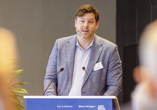 Sebastian Schmid, Mitglied der Geschäftsleitung, erläutere die neue Ausrichtung der R+T, mit der man auch bei aktuellen Themen sehr gut aufgestellt ist. - © Foto: Messe Stuttgart
