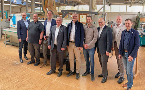 Helfen, damit die Ausbildungsstelle in Karlsruhe demnächst mit moderner Anlagentechnik aufwarten kann (v. l.): Engelbert Tiefenthaler, Jens Johanni, Achim Binder, Raimund Drissner, Josef Weinlein, David Eberhardt, Werner Spohn, Waldemar Dörr, Michael Hertle. - © Daniel Mund / GW
